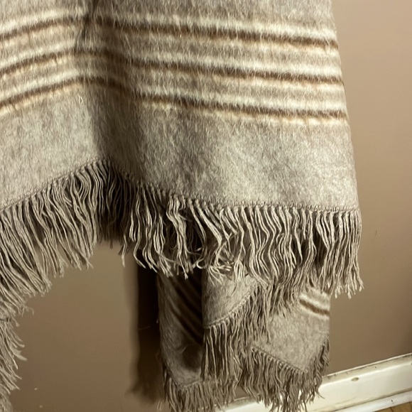 Handmade of Alpaca wool vinta fringed poncho - Picture 2 of 4